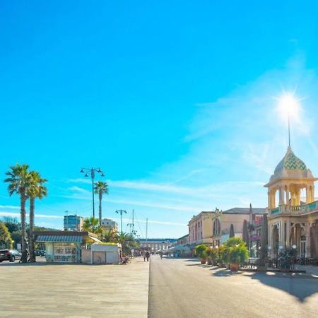 Villino San Martino 350M Dal Mare With Covered Parking Viareggio Bagian luar foto