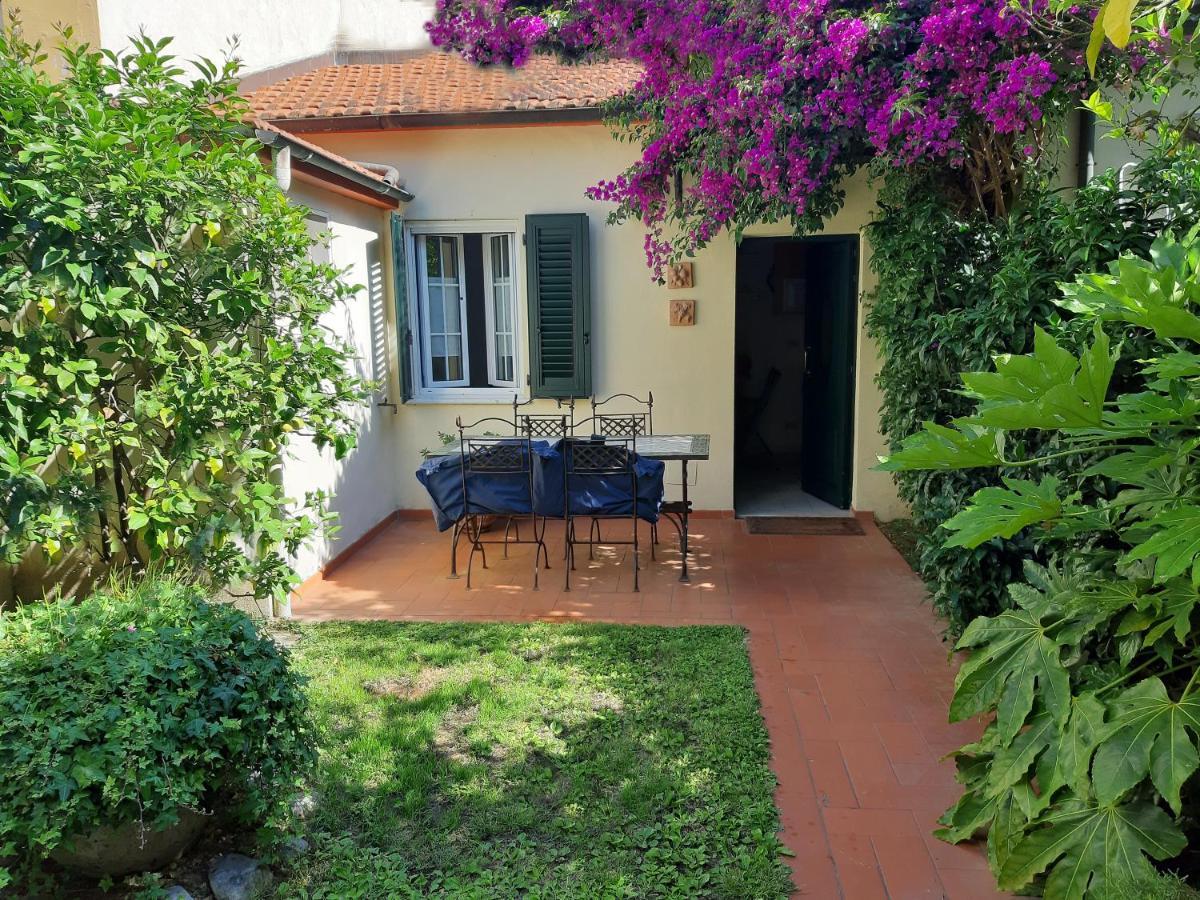 Villino San Martino 350M Dal Mare With Covered Parking Viareggio Bagian luar foto