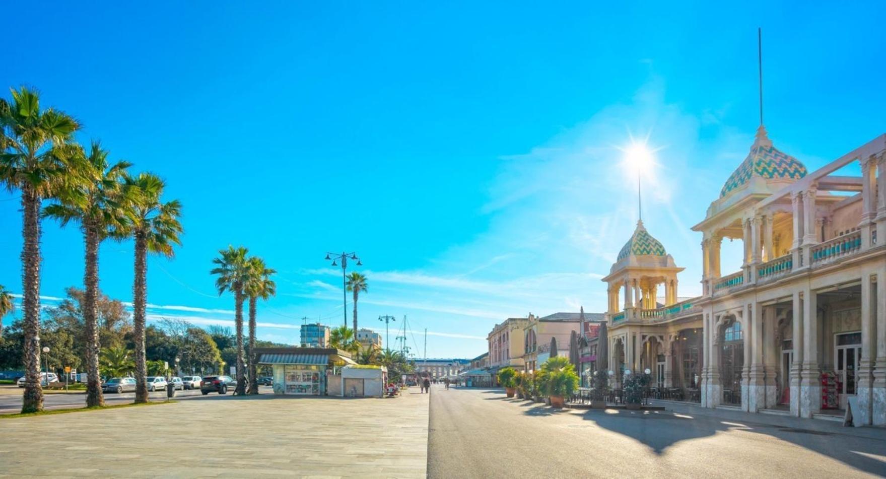 Villino San Martino 350M Dal Mare With Covered Parking Viareggio Bagian luar foto