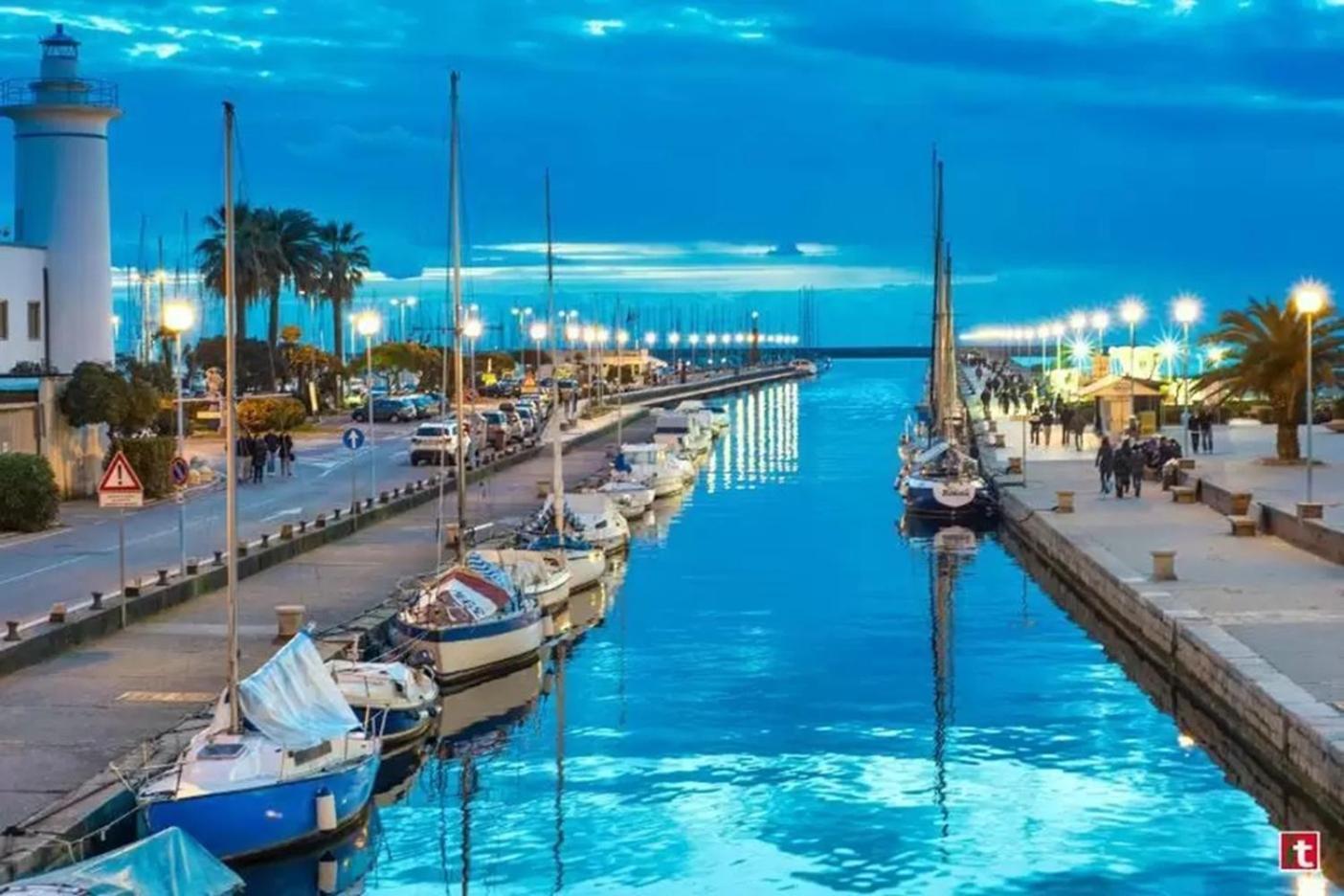 Villino San Martino 350M Dal Mare With Covered Parking Viareggio Bagian luar foto